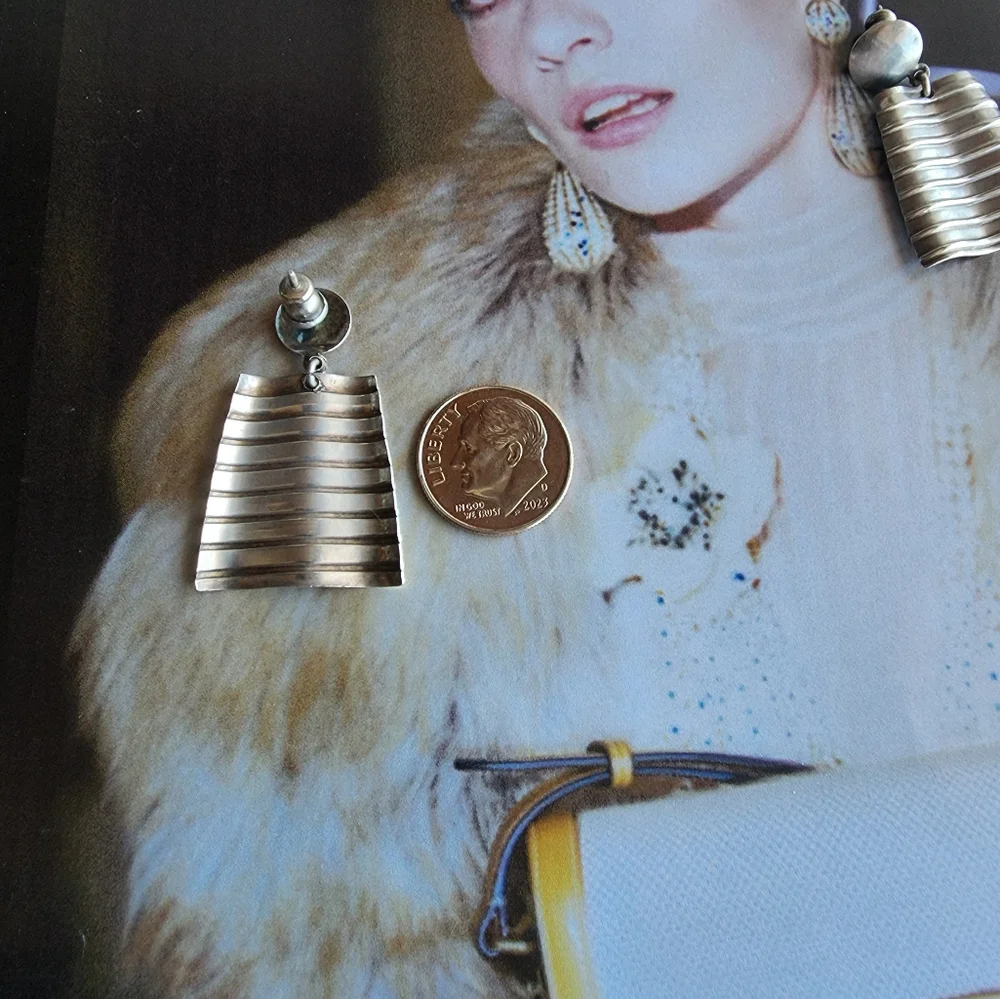 Chic Silver Ribbed Earrings - Picture 5 of 6